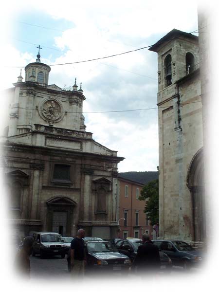 Klein-Piazza (!) mit zwei (!) Kirchen. 