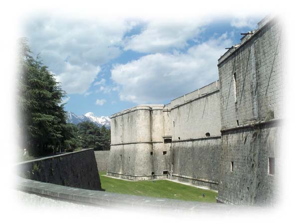 Festung mit 10 Meter dicken Mauern, falls die Kirchen doch nicht helfen