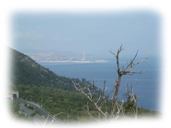 Die Strae von Messina, im Hintergrund Sizilien
