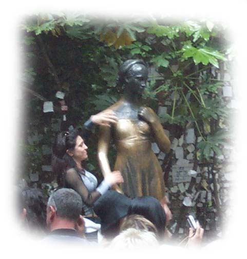 Giuliettas Statue mit Angreiferin